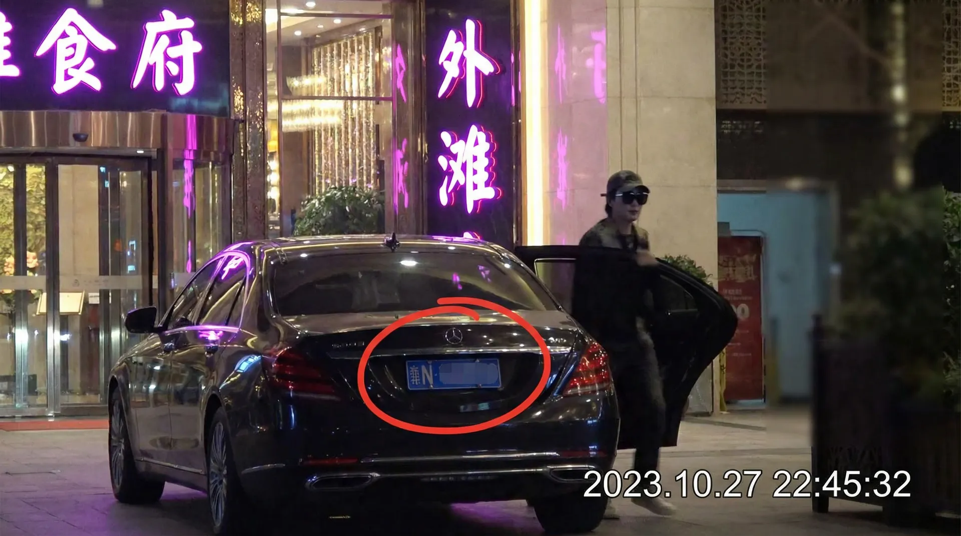 澳门威尼斯人app - 豪车餐厅外被拍